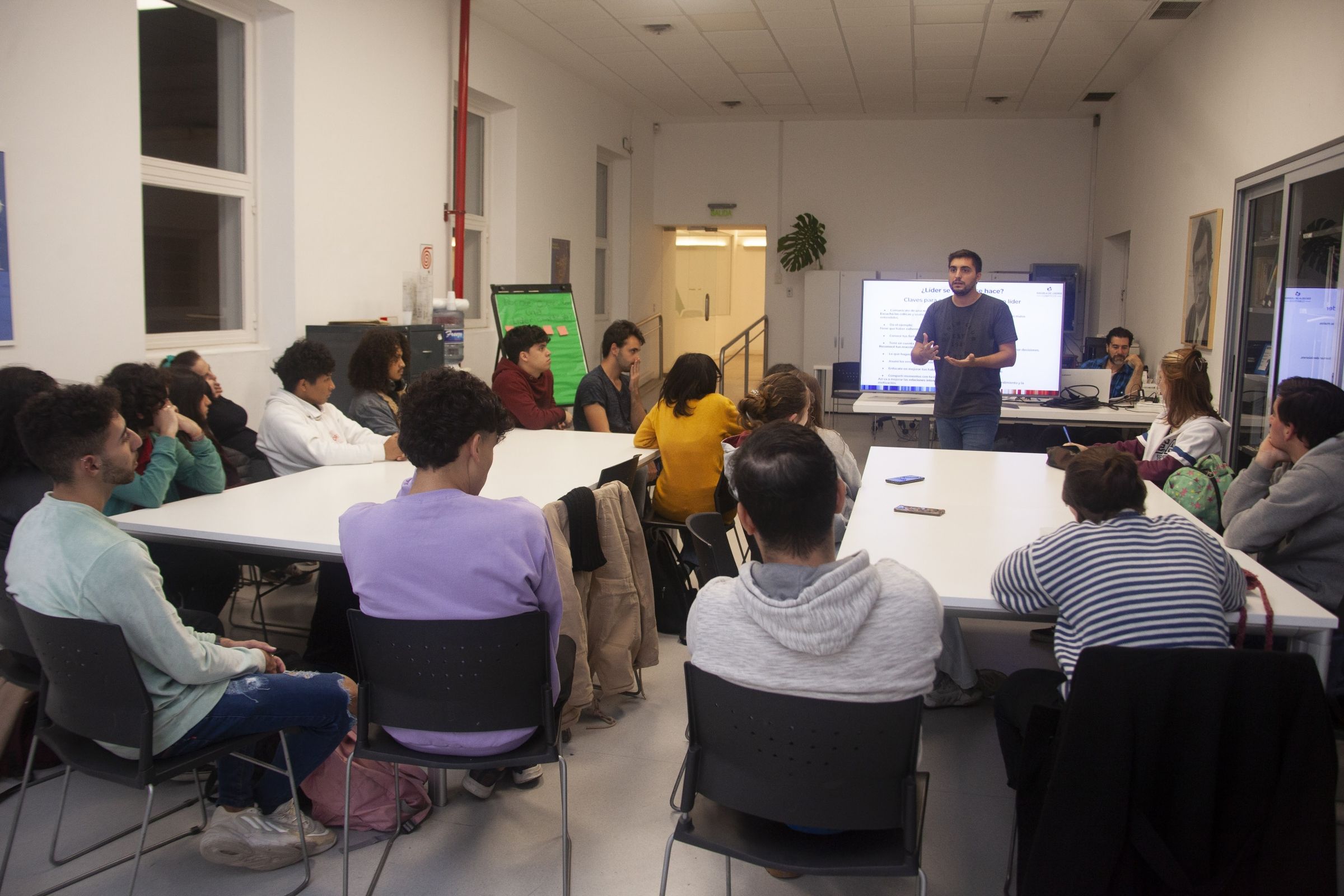 Martin during a meeting with young people from the School of Climate Leaders aimed at promoting socio-environmental projects