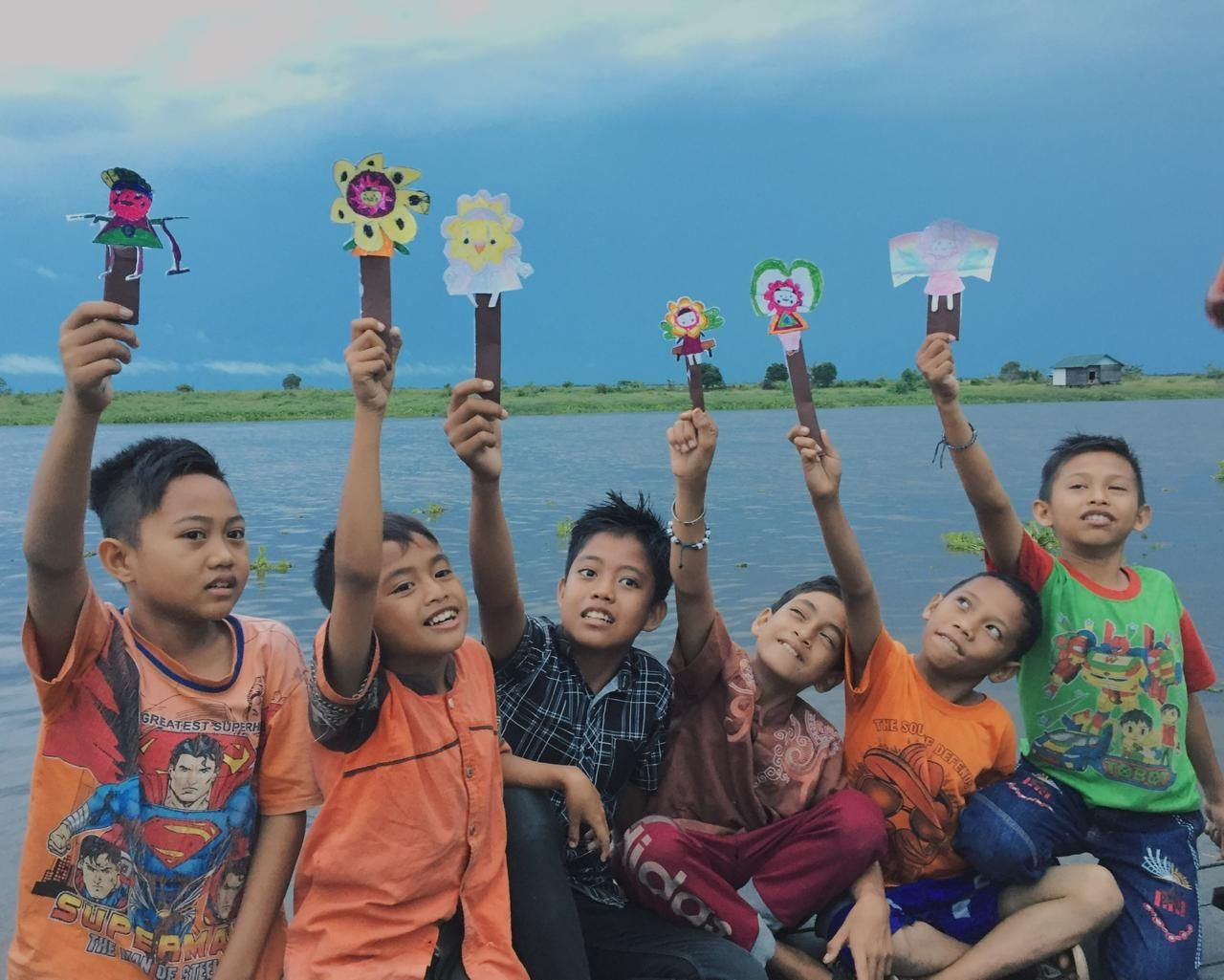 Alvian's students made flower dolls with characters to increase their love and desire to protect the flora around them