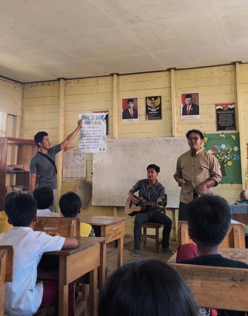 Alvain  teaches students how to protect nature by implementing the 3Rs through music