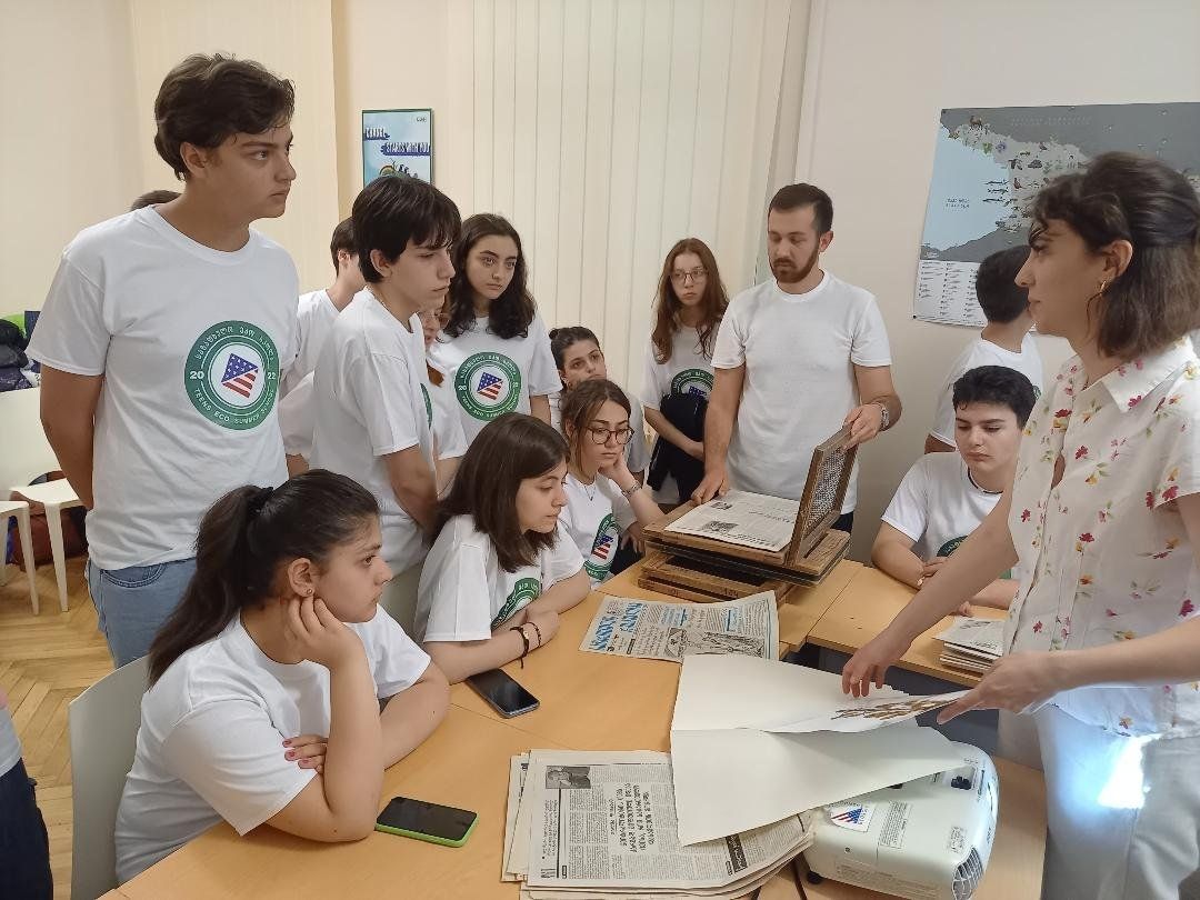 Kristine explains students how to dry plants and the principles of work on the herbarium