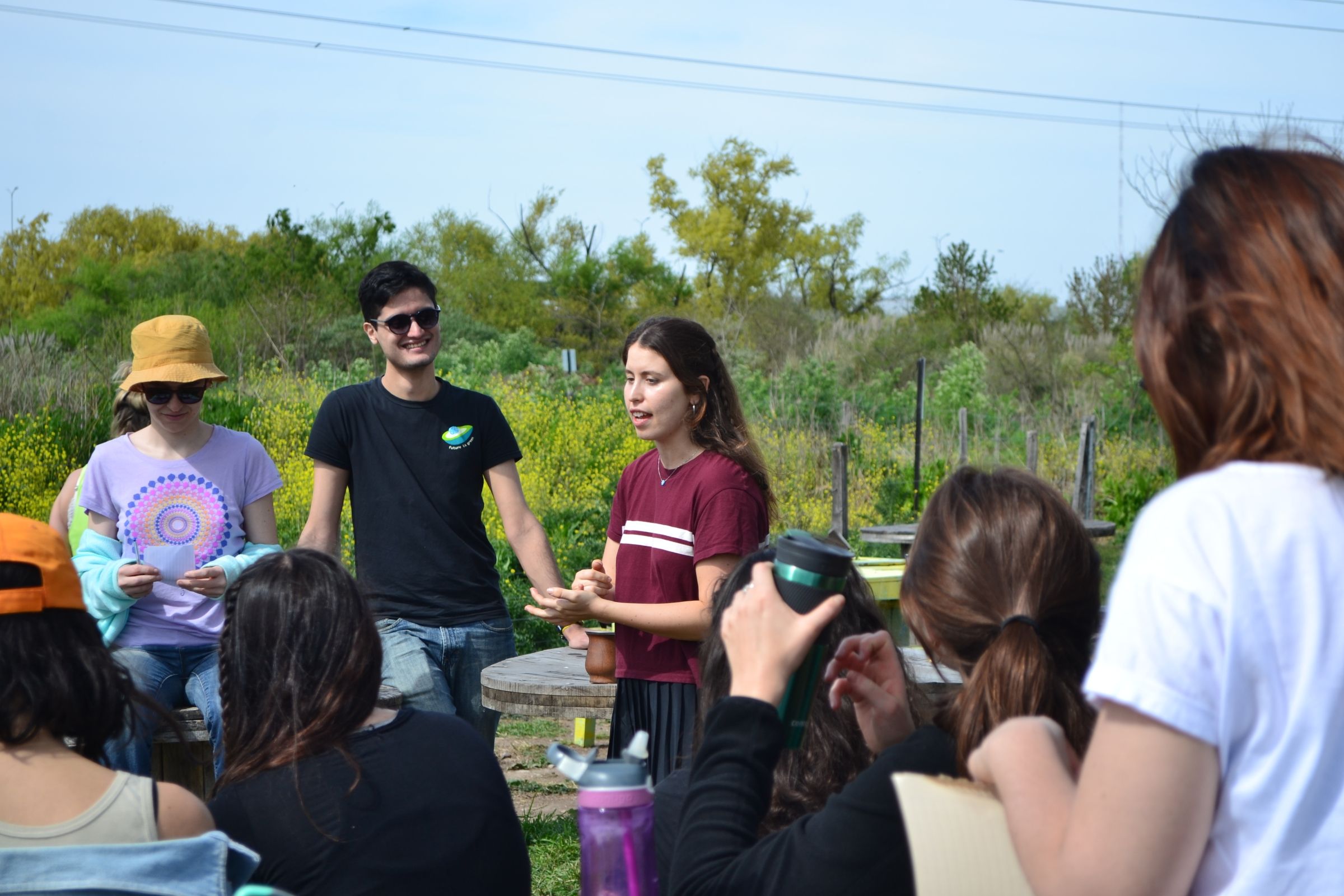 3: Sol explains an assignment in a workshop in an Urban Natural Reserve, so participants learn environmental issues by debating and playing.