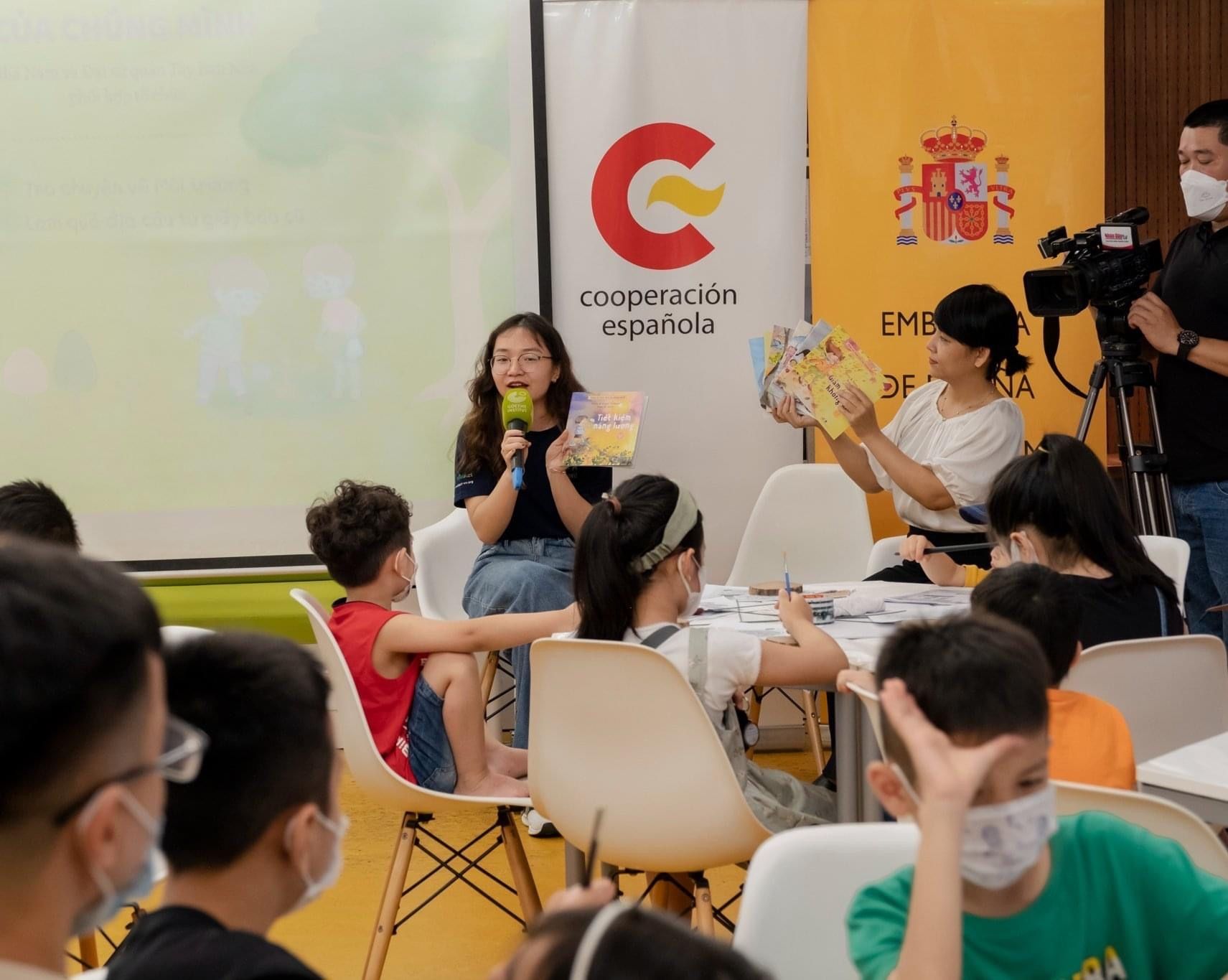 Thanh Nga tells stories and encourages children at the event of the Spanish Embassy in Vietnam to take action to protect the environment.