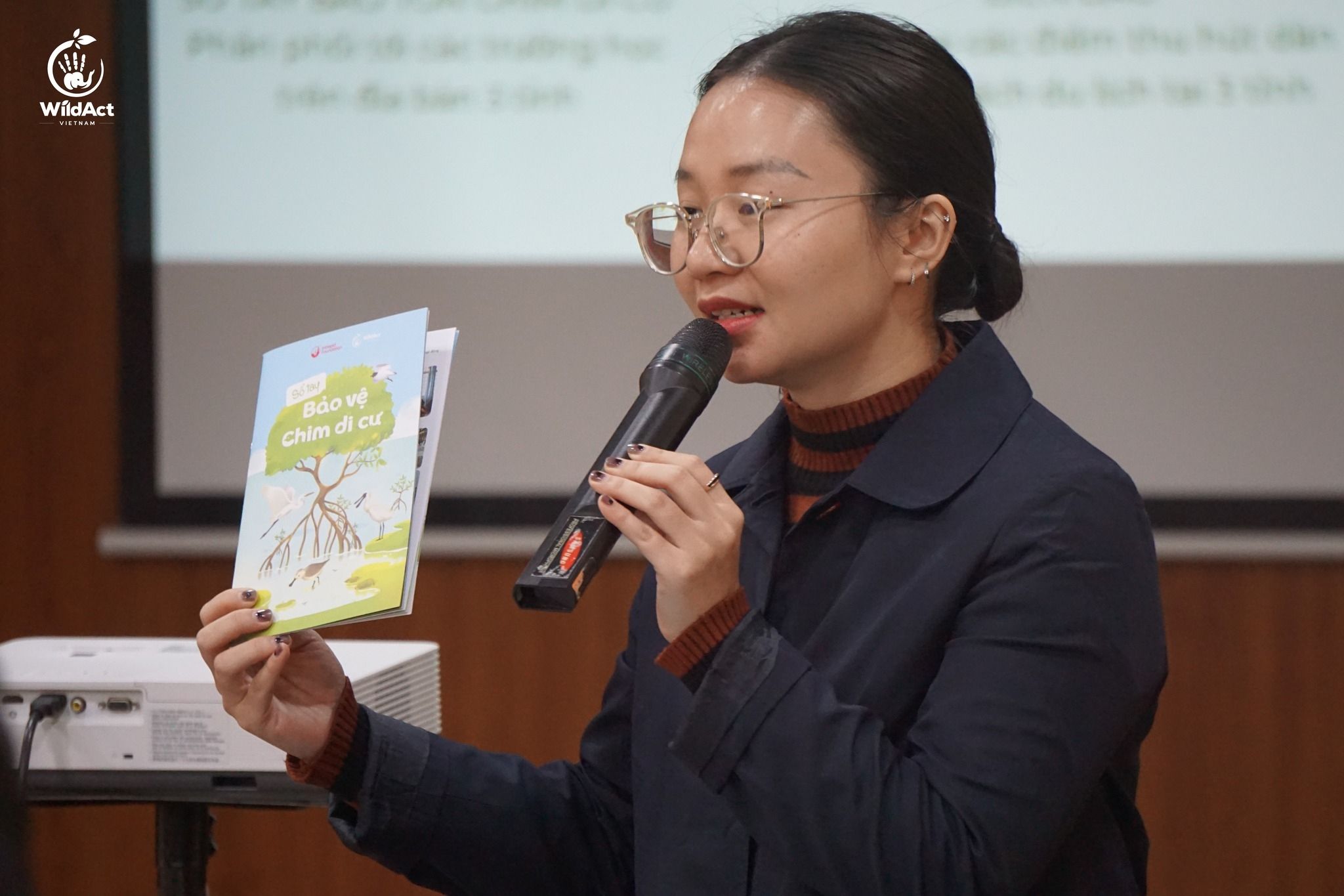 Thanh Nga introduces the migratory bird conservation guidebook built and developed by herself and WildAct team to local government