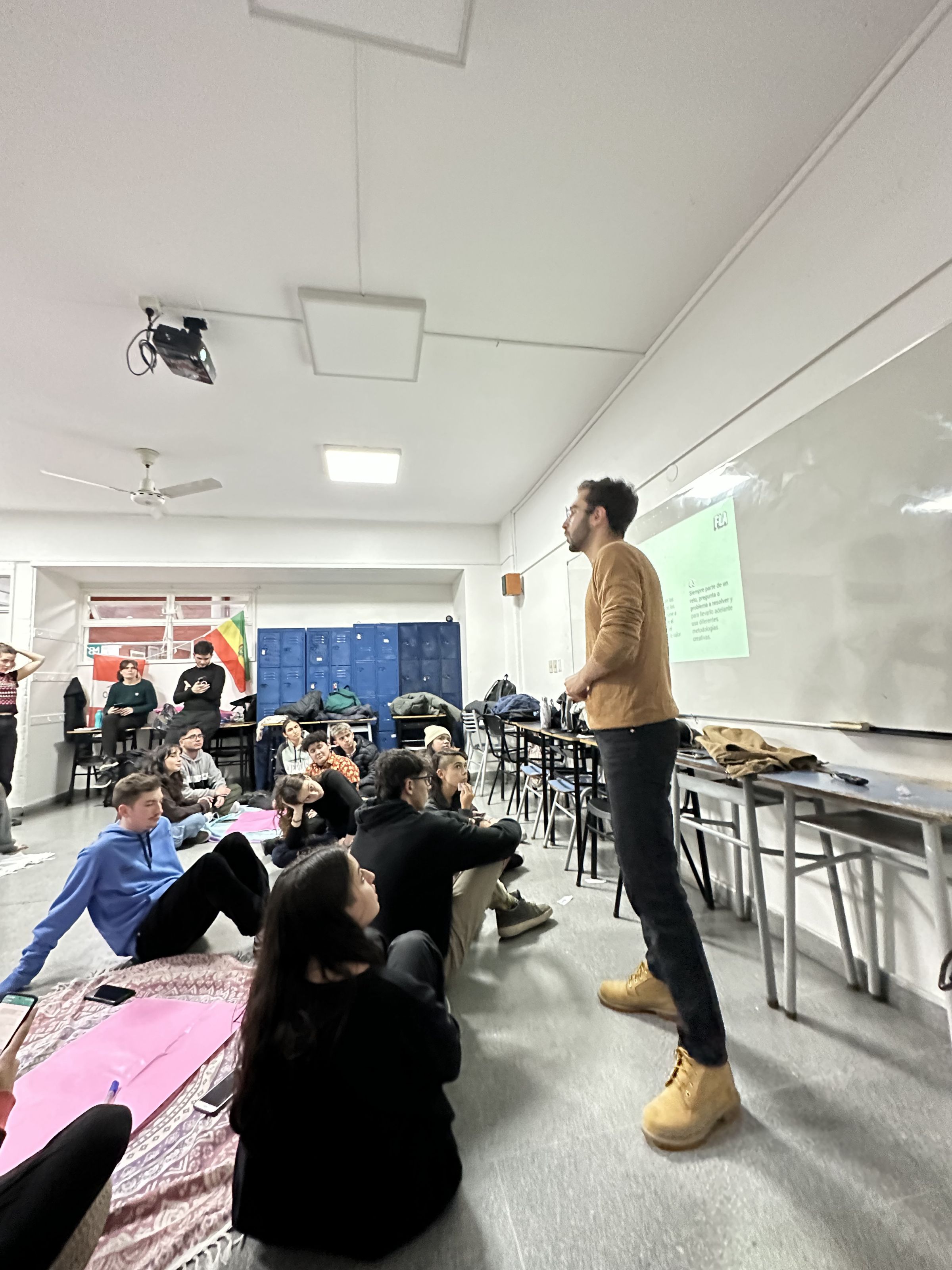 Tomas giving training on environmental projects to young people from 15 to 25 years old. Credit: Consciente Colectivo. 