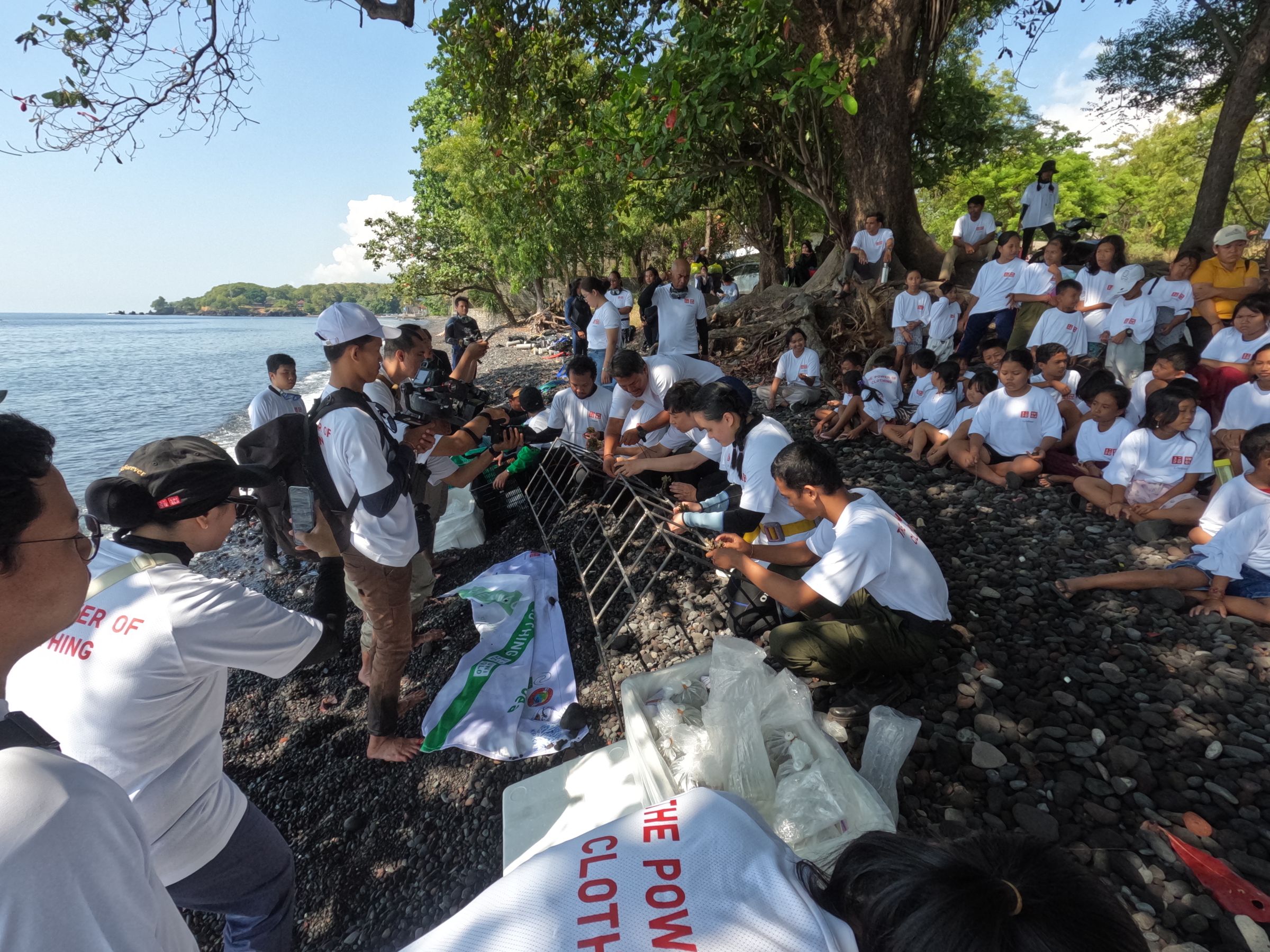  Coral transplantation event and education on single use plastics in Tulamben, Bali.
