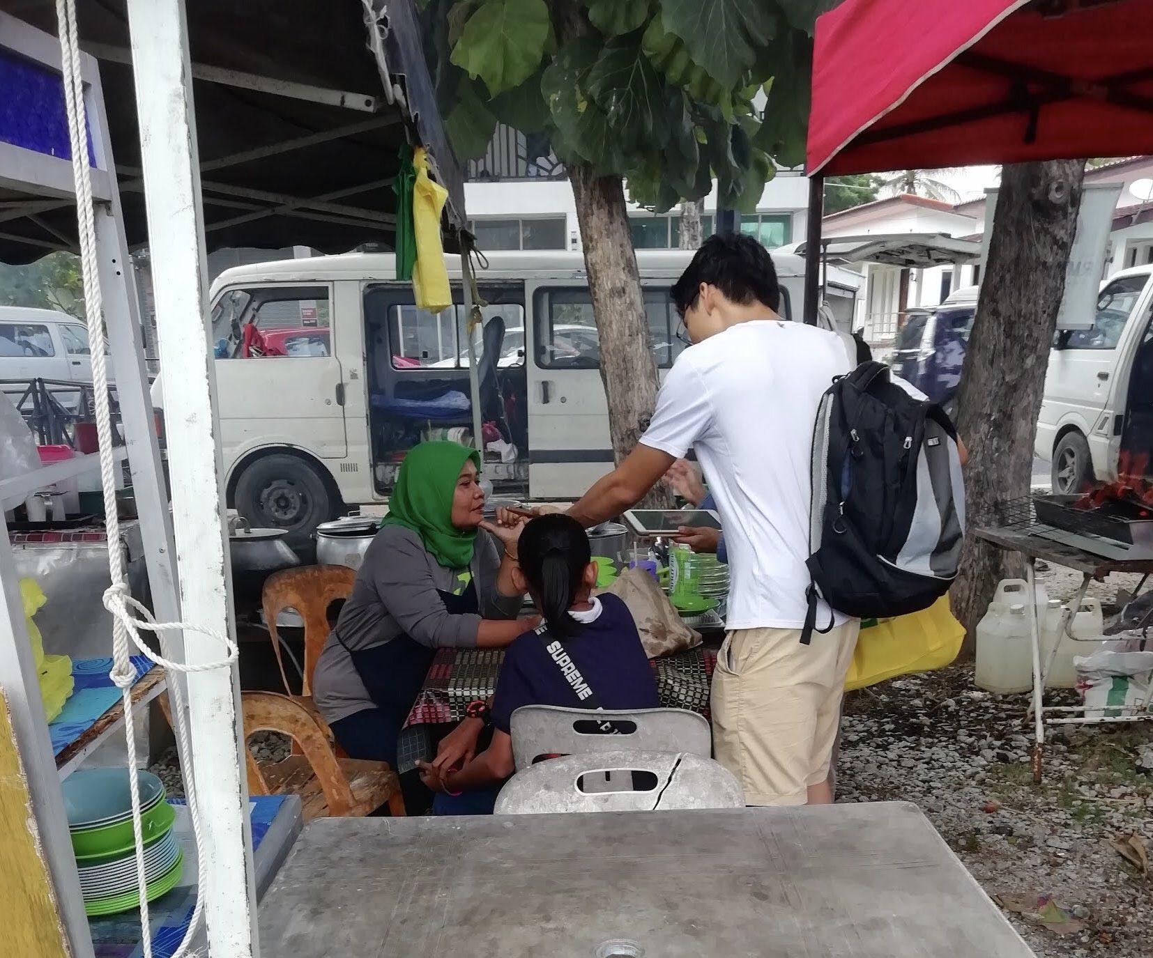 Surveying markets' (pasar malam) plastic use patterns.